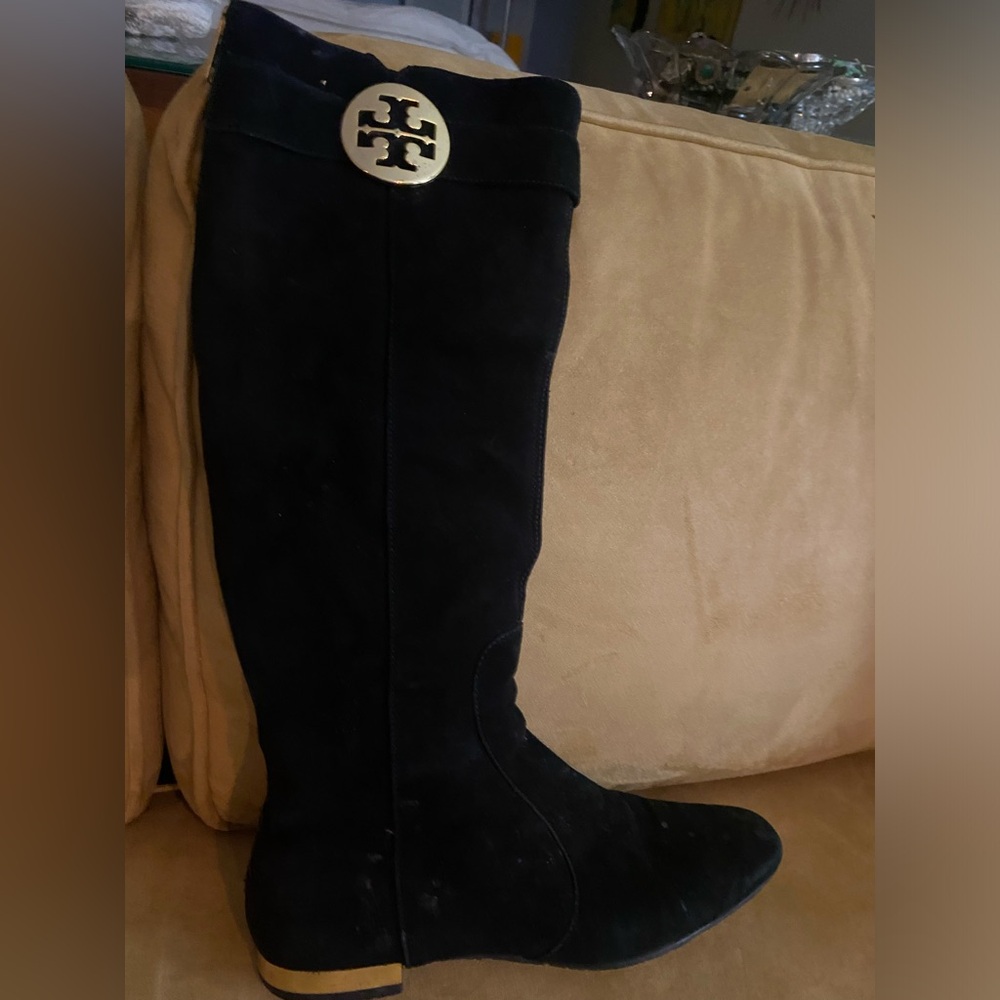 TORY BURCH BLACK SUEDE BACK ZIP GOLD HARDWARE HEELS BOOT SIZE 8.5.